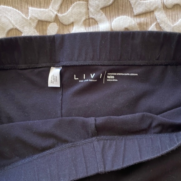 LANE BRYANT LIVI Signature Stretch Capri Legging Black Sz 18/20 - Picture 3 of 5
